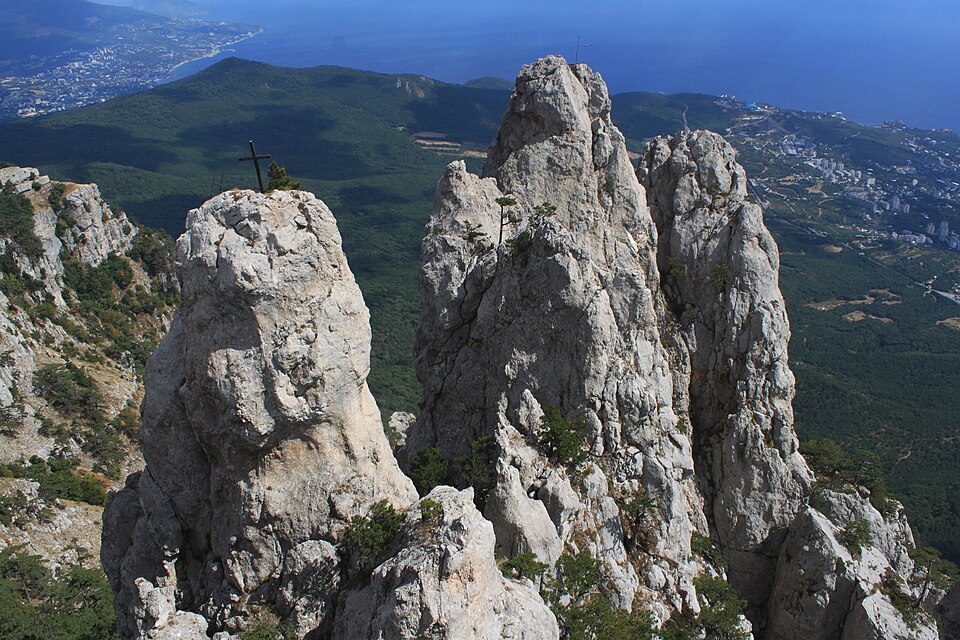 Зубцы горы Ай-Петри над Южным берегом Крыма