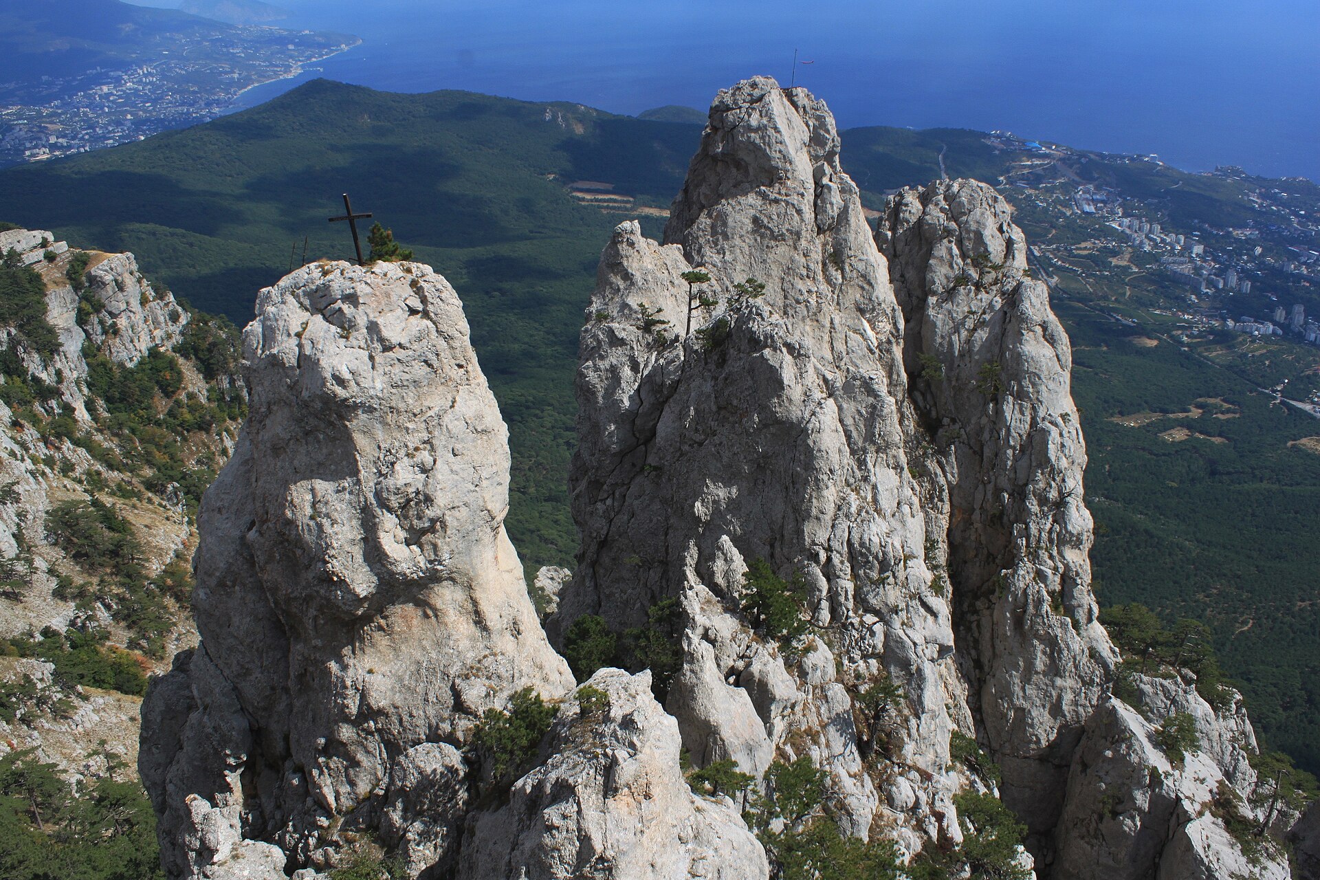 Зубцы горы Ай-Петри над Южным берегом Крыма