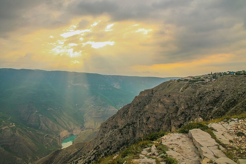 Сулакский каньон в Дагестане — бирюзовая река между отвесными стенами