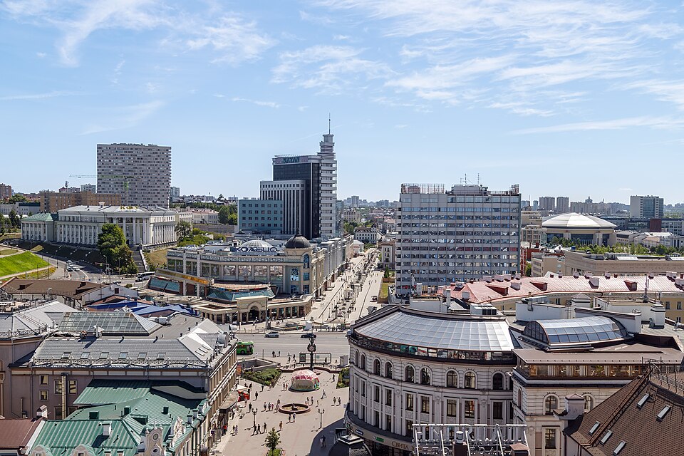 Пешеходная улица Баумана в Казани с Богоявленской колокольней