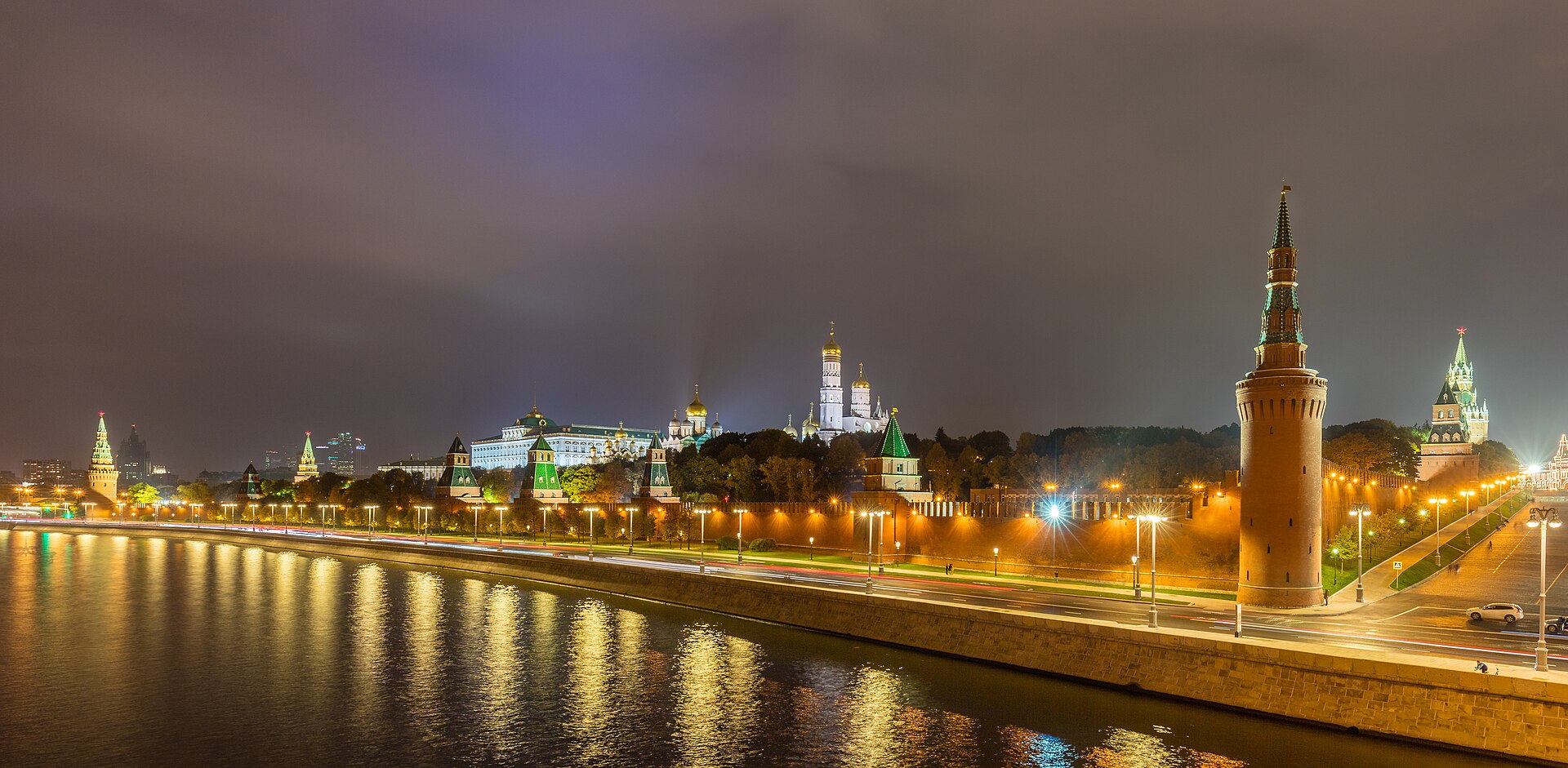 Башни Московского Кремля над рекой