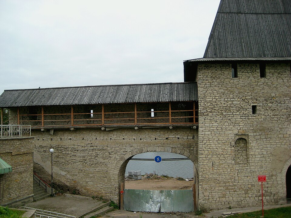 Крепостные стены и башни Псковского Крома