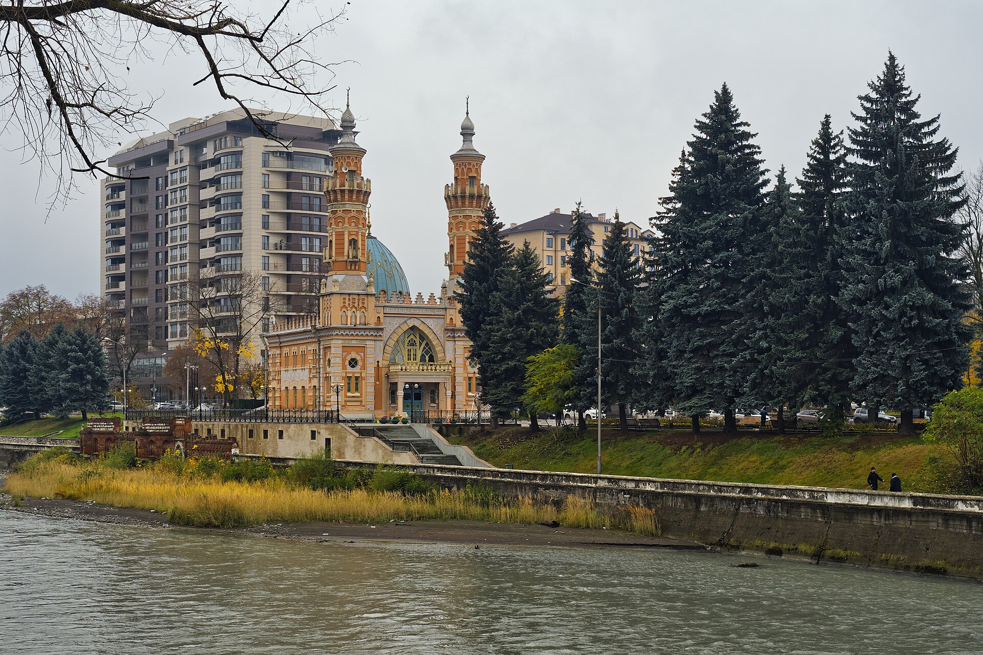 Суннитская мечеть во Владикавказе на берегу Терека