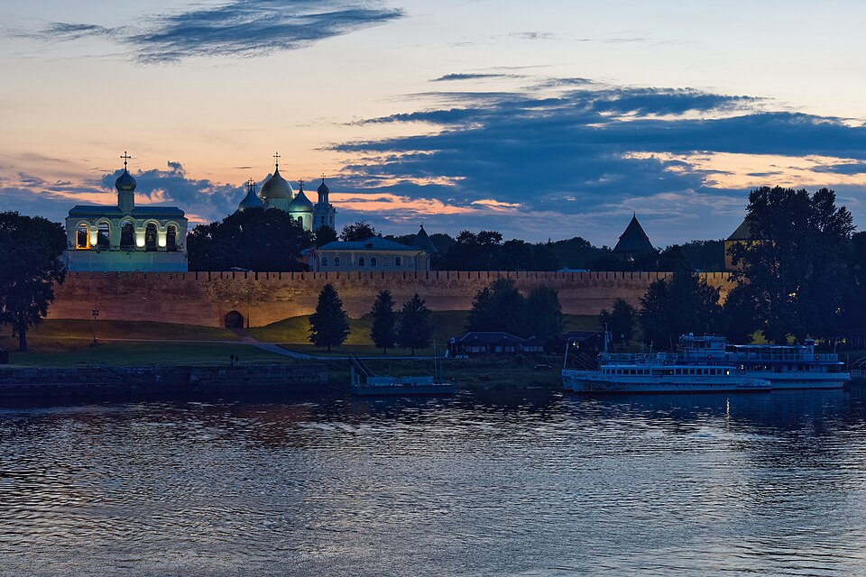 Новгородский кремль (Детинец) на берегу реки Волхов
