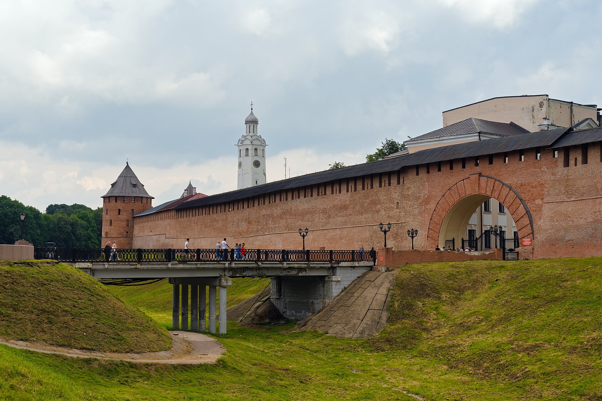 Краснокирпичные стены и башни Новгородского кремля