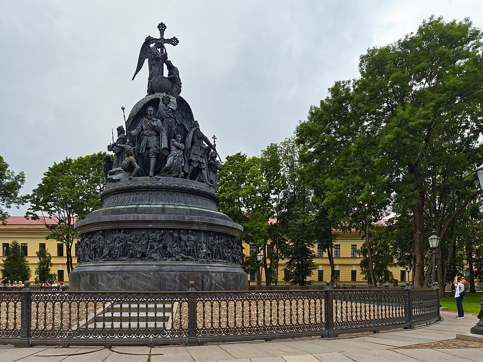 Памятник «Тысячелетие России» 1862 года в Детинце